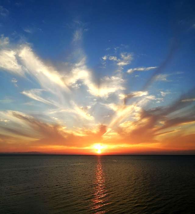 title :『 【北海道・車中泊】美瑛・青い池〜旭山動物園〜道の駅とうべつへ 』画像説明文 :この海に反射した夕日がキレイですね。これは17:47分に写した画像です。まだ太陽が海を照らしていますね。
