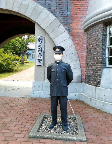 title :『 【北海道車中泊】サロマ湖〜ワッカ原生花園〜網走刑務所 』画像説明文 :網走といえば誰でも知っているのが「網走刑務所」「網走監獄」ですね。ということでやってきました、網走刑務所....この建物は実際使用された刑務所を移転復元したもので博物館・網走監獄が正式な名称だそうです。