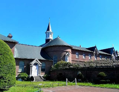 title :『 【北海道車中泊】函館山〜トラピスチヌ修道院〜五稜郭 』画像説明文 :トラピスチヌ修道院に男性は入れる？と売店の修道女に聞いたところ”ここまでですよぉ〜！”と優しく？答えてくれました。トラピスチヌ修道院は一般開放エリアと修道院エリアを区別しており修道院エリアには男性は立ち入ることが出来ませんし、観光、見学で女性も立ち入ることは出来ません。”門を叩け！そうすれば開けてもらえるであろう”というマタイ伝 福音書の一節はここではムリっぽいようですね。