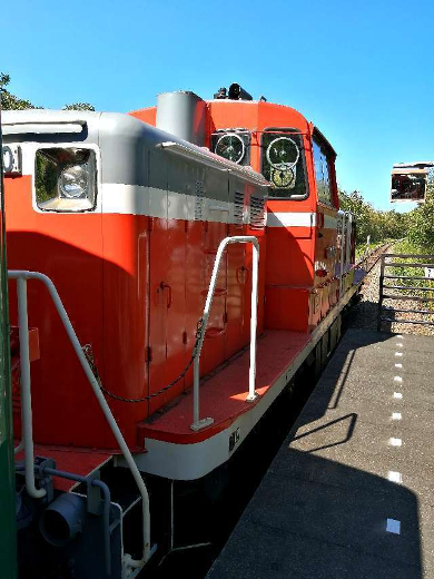 title :『 【北海道車中泊】釧路湿原〜愛冠岬〜道の駅スワン44ねむろへ 』画像説明文 :乗車したノロッコ号です。こちらは夕日ノロッコ号のディーゼル機関車です。