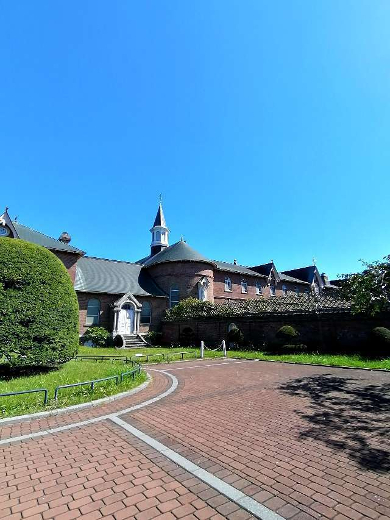 title :『 【北海道車中泊】函館山〜トラピスチヌ修道院〜五稜郭 』画像説明文 :そして観光客が立ち入る事ができる最後の道はトラピスチヌ修道院の入り口へと続きます。