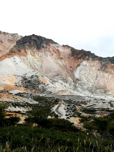 title :『 【北海道車中泊】サイロ展望台〜恵山〜道の駅なないろななえ 』画像説明文 :歩道は整備されているので歩きやすい道です。砂の流出を防ぐ砂防ダムも見えますね。