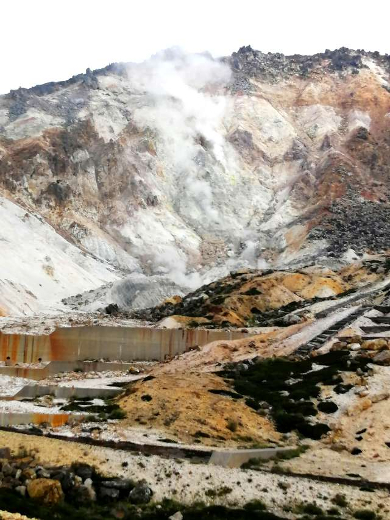 title :『 【北海道車中泊】サイロ展望台〜恵山〜道の駅なないろななえ 』画像説明文 :恵山の火口がより鮮明になってきて噴煙も見えるようになりました。