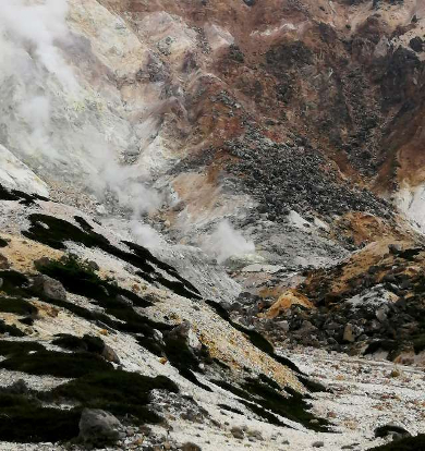 title :『 【北海道車中泊】サイロ展望台〜恵山〜道の駅なないろななえ 』画像説明文 :少し火口に近づいて見ます。かなり急傾斜になっていて滑り易い感じがします。