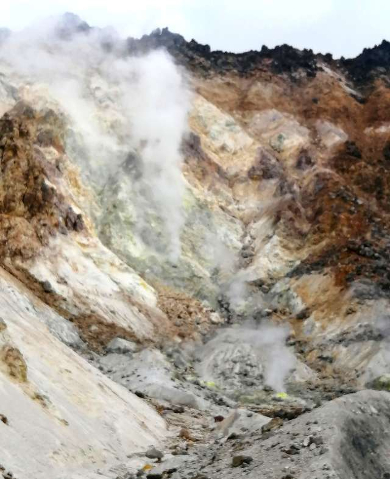 title :『 【北海道車中泊】サイロ展望台〜恵山〜道の駅なないろななえ 』画像説明文 :更に近づいてみます。噴気口を確認出来ますね。この辺りまで来ると硫黄の匂いも強くなり足元も滑り易いので限界のようです。風向き次第ではキケンな場所ですね。