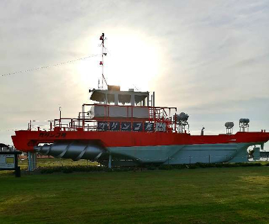 title :『 【北海道車中泊】サロマ湖〜ワッカ原生花園〜網走刑務所 』画像説明文 :朝は5時に目覚めおにぎりとお味噌汁、ミックス野菜、豆乳、コーヒーで朝食を済ませました。紋別海洋公園は朝からジョギングしたり犬を連れて散歩する人もいたりして憩いの場になっているようです。海洋公園のガリヤゾーンには1996年3月まで運行された初代ガリンコ号が展示されています。アルキメディアン・スクリューという特殊なスクリューで流氷を破砕しながら進むらしい...