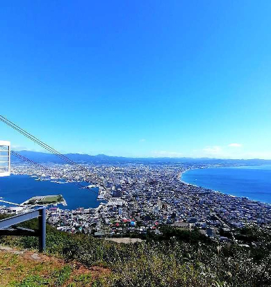 title :『 【北海道車中泊】函館山〜トラピスチヌ修道院〜五稜郭 』画像説明文 :ツツジ山駐車場は工事中でしたが現場監督さんが駐車場所を確保してくれました。ここから函館山登山道に入って函館山展望台に着くと...