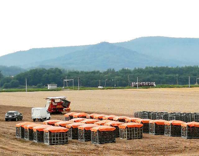 title :『 【北海道車中泊】温根湯温泉〜三国峠〜道の駅ピア21しほろへ 』画像説明文 :ということで北見市から１時間程のところにある道の駅温根湯温泉で車中泊することになりました。道の駅温根湯温泉には温泉はありませんが近くに24時間無料で利用できる足湯があり、小さな川の対岸が温根湯温泉街になっています。足湯は熱くなく、ぬるくなくとても気持ちいい足湯で夜と早朝に利用させてもらいました。北見市といえば「玉ねぎ」ですよね。ちょうど北見玉ねぎの収穫時期でした。