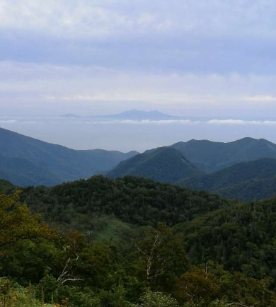 title :『 【北海道車中泊】知床峠〜天に続く道〜道の駅摩周温泉へ 』画像説明文 :いつものように朝7時過ぎに道の駅知床・らうすを出ました。今日の空模様は曇りですが雨が降るような空模様でもありません。