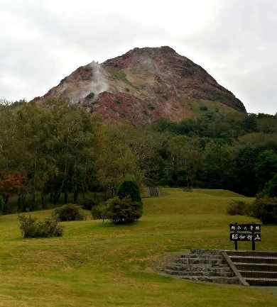 title :『 【北海道車中泊】サイロ展望台〜恵山〜道の駅なないろななえ 』画像説明文 :朝は道の駅 だて歴史の杜周辺をお散歩です。ちょっとヒンヤリしていて秋の気配も感じました。台風のせいなのかどんよりした空模様でしたが雨が降るようでもありませんでした。昭和新山はその名の通り昭和時代に出来た火山で一時は人気の観光地だったようですが広大な有料駐車場（500円）前の土産物店はひっそりとしていてシャッターが壊れたままのお店もありました。