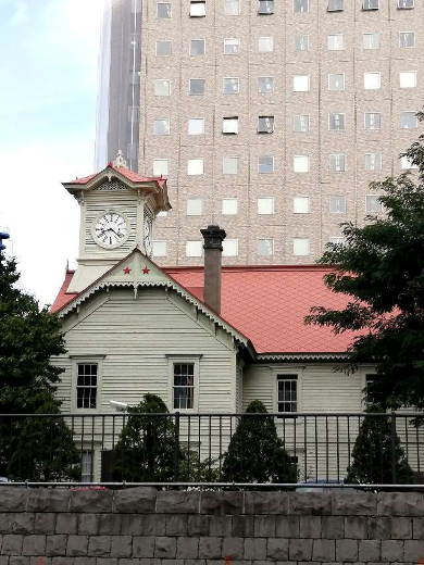 title :『 【北海道車中泊】札幌市役所〜室蘭〜道の駅だて歴史の杜へ 』画像説明文 :道の駅とうべつを午前７時過ぎに出発し札幌市役所に向かいます。ちょうど朝のラッシュの時間帯でもありやや早めに出ましたが左程心配する程でもなく流れはスムースでした。午前8時過ぎには札幌市役所の駐車場に到着、係の誘導で駐車します。ちょっと早かったなと思いつつ前を見ると....札幌のシンボル、札幌時計台がありました。