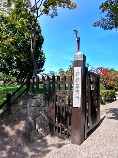 title :『 【北海道車中泊】函館山〜トラピスチヌ修道院〜五稜郭 』画像説明文 :そもそもの五稜郭は箱館開港時に函館山の麓の箱館奉行所の移転先として築造されたものでした。しかし完成の2年後に江戸幕府が崩壊しましたが、反政府軍（旧徳川幕府）がこの地を奪い返し反撃の拠点にしたのが五稜郭です。