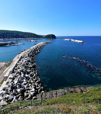 title :『 【北海道車中泊】知床峠〜天に続く道〜道の駅摩周温泉へ 』画像説明文 :ウトロ港がよく見えますね。此処は漁港で観光船の発着はこのオロンコ岩の後ろ（反対側）になります。