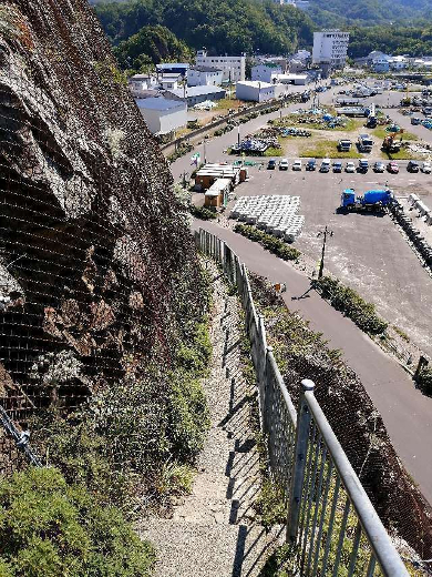 title :『 【北海道車中泊】知床峠〜天に続く道〜道の駅摩周温泉へ 』画像説明文 :ずいぶん高く感じますね。ほぼ垂直な岩の周囲は落石防止の金網が張り巡らされています。