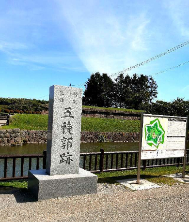 title :『 【北海道車中泊】函館山〜トラピスチヌ修道院〜五稜郭 』画像説明文 :1867年、徳川慶喜は大政奉還を行い明治政府が誕生しましたがこれに不満を持つ旧幕府軍と薩摩･長州連合の新政府軍との戦いが起こります。これが戊辰戦争ですね。ただ、この戦争は政府軍・反政府軍というような単純なものではなかったようです。北海道車中泊の旅が終わって間もなくNHKスペシャルで伝えられた衝撃のタイトル〜戊辰戦争 狙われた日本〜で報道された内容に拠ると...当初英国は徳川幕府を支援していたそうですが見限って新政府軍に寝返ったのですね。