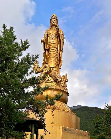 title :『 【北海道車中泊】サイロ展望台〜恵山〜道の駅なないろななえ 』画像説明文 :近くには船舶の安全を見守る金色の観音像も設置されています。