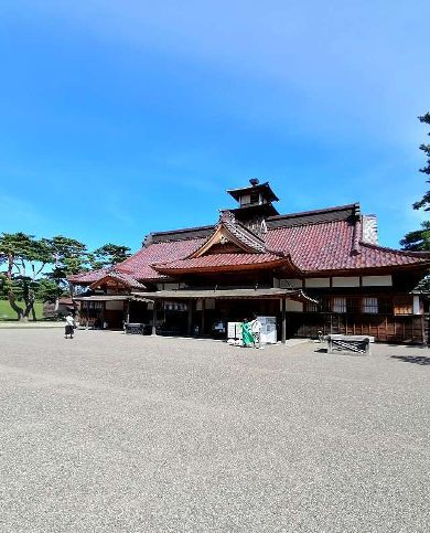 title :『 【北海道車中泊】函館山〜トラピスチヌ修道院〜五稜郭 』画像説明文 :五稜郭の外堀はいつでも自由に散策する事が出来ますが内堀に入れる時間は決められています。ですからこのような建造物は時間外では見ることが出来ませんね。注：この函館奉行所内の見学は有料で別に時間が定められています。