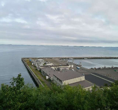 title :『 【北海道車中泊】サロマ湖〜ワッカ原生花園〜網走刑務所 』画像説明文 :サロマ湖を見渡せるというビラオロ展望台には５０分程で着きました。しかし......サロマ湖の富武士港（とっぷしこう）しか見えなかったなぁ