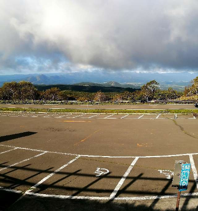 title :『 【北海道車中泊】阿寒湖〜十勝・ばんえい競馬〜道の駅白金ビルゲへ 』画像説明文 :午前時ということで駐車場に車はなくおいで！おいで！のおじさんもまだ出勤していません。晴れていますが雲がかなり下の方にありますね。もっと早かったら霧の摩周湖だったのかも...？