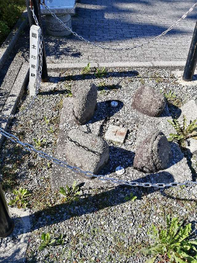 title :『 【北海道車中泊】函館山〜トラピスチヌ修道院〜五稜郭 』画像説明文 :ここには国土地理院の三角点標識がありました。函館山山頂の標高は334mですが、函館山（御殿山）の三等三角点の標高は332.49mだそうです。観光客が多いので三角点は鎖で保護されていますね。