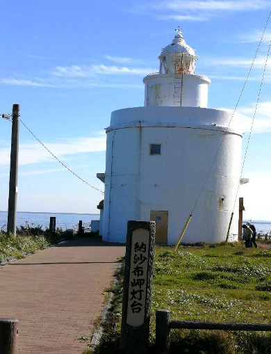 title :『 【北海道・車中泊】納沙布岬〜トドワラ〜道の駅知床・羅臼へ 』画像説明文 :午前７時、納沙布岬へ向け走ります。「灯台の父」と呼ばれるリチャード・ヘンリー・ブラントンの設計による八角形の木造で、北海道の洋式灯台としては最初のものです。 現在はコンクリート造りに改築されています。昭和５年に改築したんだね...納沙布岬灯台、北海道 車中泊