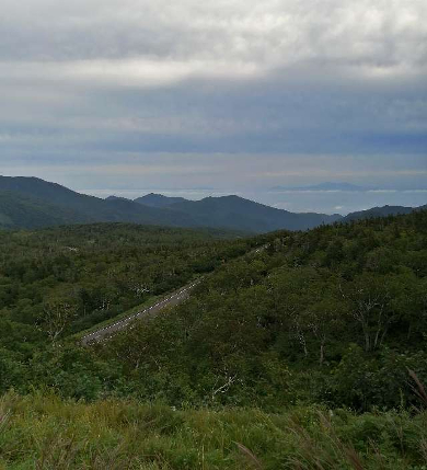 title :『 【北海道車中泊】知床峠〜天に続く道〜道の駅摩周温泉へ 』画像説明文 :この時間知床峠を抜けるような車も少なく走りは快適ですが上りが急な坂道が続きます。国道334号線「知床横断道路」は、冬の間除雪がされず11月から4月迄通行止めになるようですがこの坂道では除雪しても路面凍結でスリップするだろうなと感じます。