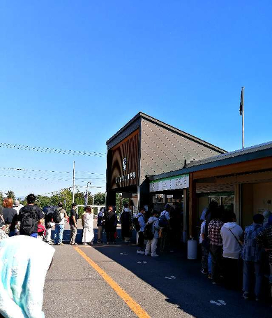 title :『 【北海道車中泊】美瑛・青い池〜旭川動物園〜道の駅とうべつへ 』画像説明文 :旭山動物園の開園は9:30分ですが9:00頃には既に多くの人が列を作っていました。旭山動物園の駐車場は正門・東門合わせて普通車500台程が用意されており駐車料は無料です。しかし、民間有料駐車場はその３倍の1500台と言いますので如何に多くの人が旭山動物園を訪れるかが判りますね。