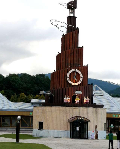 title :『 【北海道車中泊】温根湯温泉〜三国峠〜道の駅ピア21しほろへ 』画像説明文 :高さ20Mのからくり時計で見ていて思わず笑顔になる、そんな温かみのある時計です。朝7時から夕方18時まで１時間毎に音楽に合わせて演奏します。