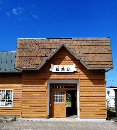 title :『 【北海道車中泊】釧路湿原〜愛冠岬〜道の駅スワン44ねむろへ 』画像説明文 :塘路駅前は駐車場がありカヌー乗船の送迎場にもなっていて利用客が多い印象でした。無人駅なので乗車券は列車内で購入します。でも駅舎内に喫茶店があったりする不思議な”無人駅”です。