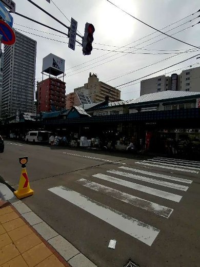 title :『 【北海道車中泊】札幌市役所〜室蘭〜道の駅だて歴史の杜へ 』画像説明文 :この駐車場から道を隔てたところにあるのが札幌二条市場で、北海道旅行情報誌では必ず紹介される観光スポットですね。ここでお土産のカニを買うつもりだったけど...結局買わなかったというのは、...カニは外観じゃなくて身が多いか？つまり重いか？なんだよね。ところがどのお店も試食して！って勧めてくれるのだけどカニに触るのは嫌がるみたいで...まぁ、商売だからね...それに送料....安いのはいいけど本州でも２〜３日かかると言うんだね。というこで札幌二条市場を少し歩いたところで引き返しました。