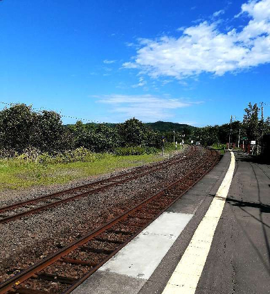 title :『 【北海道車中泊】釧路湿原〜愛冠岬〜道の駅スワン44ねむろへ 』画像説明文 :無人駅ですのでホームへは自由に出入りすることができます。