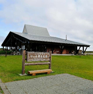 title :『 【北海道車中泊】サロマ湖〜ワッカ原生花園〜網走刑務所 』画像説明文 :ワッカとはアイヌ語の「真水」を意味し「水が湧くところ＝WAKKA-O-I」に由来しワッカの森ではオホーツク海もサロマ湖も塩水であるのに真水が湧き出している場所があります.ワッカ原生花園はサロマ湖に面しているのですが真水が湧出しているところもあるのですね。ネイチャーセンターでは自転車の貸出があるので初夏など長いなが〜い砂州を走ると気持ちよさそうです。ネイチャーセンター