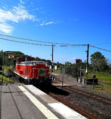 title :『 【北海道車中泊】釧路湿原〜愛冠岬〜道の駅スワン44ねむろへ 』画像説明文 :やってきました！ノロッコ号釧路湿原 ノロッコ号は釧路〜塘路間の運行で塘路駅のホームに入ると次は釧路行ノロッコ号になります。