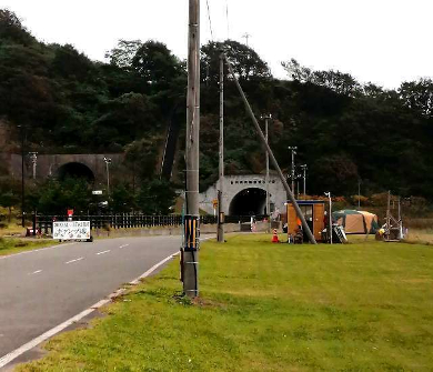 title :『 【北海道車中泊】サイロ展望台〜恵山〜道の駅なないろななえ 』画像説明文 :カムイチャシとはアイヌ語で「神のとりで」というそうでちょうど道路脇でもあり立ち寄ってみました。道道６０８号線にあるカムイチャシトンネルを越えたところに駐車場がありました。この駐車場から135段の階段があり登った先がカムイチャシ史跡公園になっています。