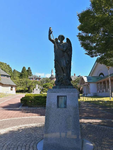 title :『 【北海道車中泊】函館山〜トラピスチヌ修道院〜五稜郭 』画像説明文 :門をくぐると聖ミカエル像がお迎えしてくれます。聖ミカエルは神に最も近い大天使とされ悪魔が神に反逆した時に「ミ・カ・エル」（神のように振舞うものは誰か、という意味のヘブライ語）と叫びながらこれを破り神に忠誠を誓ったとされています。元々はフランスからの寄贈品でしたが長年の劣化で1986年にブロンズ製に作り変えられました。聖ミカエルは大天使です。悪魔が神に反逆した時、「ミ・カ・エル」（ヘブライ語で神のように振舞うものは誰か、という意味）と叫びながらこれを破り、神に忠誠を尽くしました。日本にキリスト教を伝えた聖フランシスコ・ザビエルは聖ミカエルを日本の保護者と定めました。私達も、悪魔の誘いに負けることなく、日々正しく生きるよう、聖見返るの保護を求めて祈りましょう。