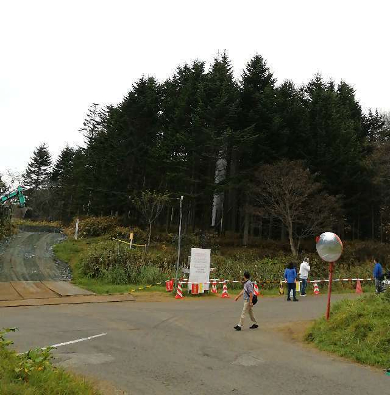 title :『 【北海道車中泊】サイロ展望台〜恵山〜道の駅なないろななえ 』画像説明文 :8月8日から突然噴き出した長万部の巨大水柱は9月26日に突如として停止したそうですね。私達がこの地を訪れたのが9月13日の午前9時でしたのでその２週間後に長万部の巨大水柱騒動も終止符を打ったことになります。