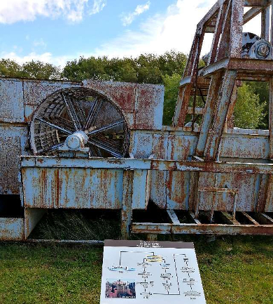 title :『 【北海道車中泊】稚内〜宗谷岬〜道の駅オホーツク紋別へ 』画像説明文 :浚渫した泥炭から繊維質と水分を分離する遠心分離機だそうです。