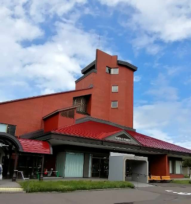 title :『 【北海道車中泊】神威岬〜ニッカ余市醸造所〜道の駅旭川へ 』画像説明文 :積丹岬から余市まで１時間足らずで着いたので時間が余り予定より1時間早めてもらいました。それでも時間が余ったので余市で買い物をすることに...余市にはイオンがあったので夕食の食材を調達してからニッカ余市蒸溜所にお昼ごろ到着しました。