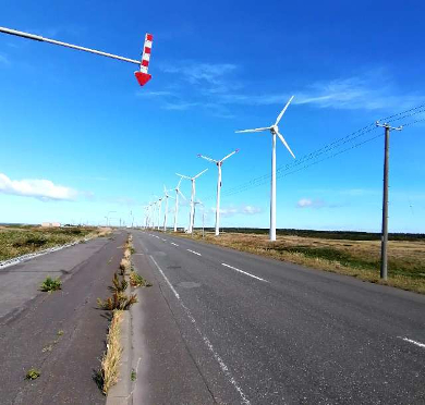 title :『 【北海道車中泊】稚内〜宗谷岬〜道の駅オホーツク紋別へ 』画像説明文 :目にするものはサロベツ原野とオトンルイ風力発電と利尻島のみ。走っても走っても何もありません。