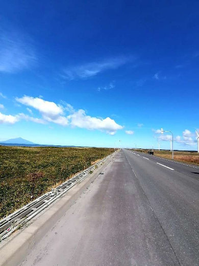 title :『 【北海道車中泊】稚内〜宗谷岬〜道の駅オホーツク紋別へ 』画像説明文 :天塩から稚内までのオホーツク海の海岸に沿って延々と続くほぼ直線の道路はここが日本であることを忘れさせてくれます。道路標識もなくガードもない...延々と続く道路の前にも後ろにも車がない....そんな、凄い路がありました。