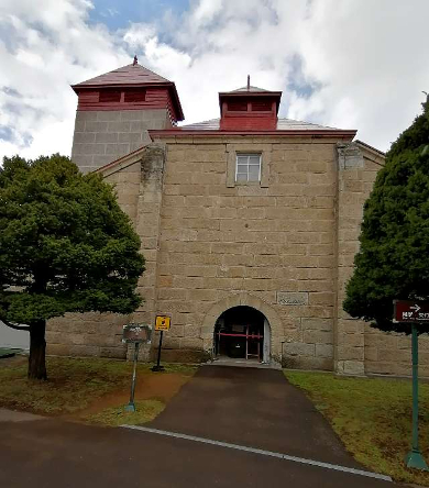 title :『 【北海道車中泊】神威岬〜ニッカ余市醸造所〜道の駅旭川へ 』画像説明文 :定刻に案内が始まります。先ずはピート（泥炭）の保管倉庫の説明からで、そもそもニッカ創始者・竹鶴がこの地を選んだのが気候がウイスキー貯蔵に適していたということと、ピートが豊富にあったからということでした。