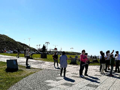 title :『 【北海道車中泊】稚内〜宗谷岬〜道の駅オホーツク紋別へ 』画像説明文 :毎日多くの観光客が訪れているのに「日本最北端の地」の碑が観光客の目に留まります。