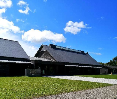 title :『 【北海道車中泊】稚内〜宗谷岬〜道の駅オホーツク紋別へ 』画像説明文 :サロベツ特別保護区にあるサロベツ湿原 センターにやってきました。