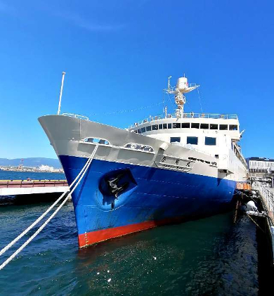 title :『 【北海道車中泊】函館四稜郭〜兵どもが夢の跡 』画像説明文 :この立待岬からは松前城のある松前町より津軽海峡を挟んで下北半島の先端大間の方がはるかに近い。方向から考えても青森〜函館を結ぶ「青函連絡船」が良く見えたと思うので帰りを待ちわびる家族がこの地で「立って待つ」岬だったとも思ったりする。現在の青函連絡船 摩周丸は退役してシーポート公園に記念館として係留してある。