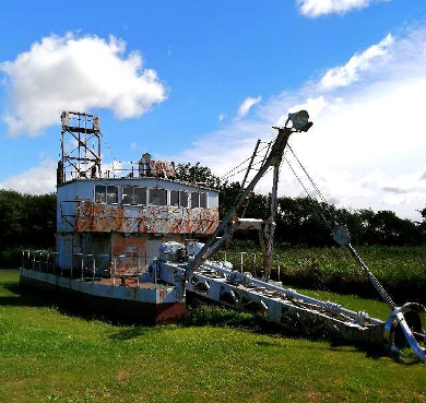 title :『 【北海道車中泊】稚内〜宗谷岬〜道の駅オホーツク紋別へ 』画像説明文 :周遊コースの最後には浚渫船が展示されていました。サロベツ湿原センターの南側はかつては広大な泥炭採掘地だったそうで、サロベツ原野では1970年から2002年まで泥炭を採掘し工業製品の原料として利用されてきたそうです。