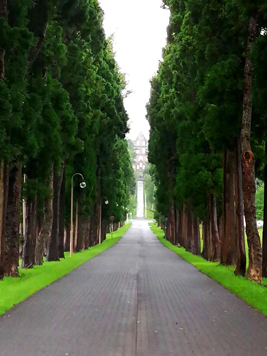 title :『 【北海道車中泊】函館〜松前〜道の駅ニセコへ 』画像説明文 :定刻に函館到着し右回りのコースということでトラピスト大修道院に向かいます。ルートは日本海追分ソーランラインと国道228号 経由で向かうことに...天気がよければ海岸に沿って走るのがいいのでしょうけどね。日本海追分ソーランラインは函館から小樽までの津軽海峡と日本海沿いを走る国道228号→229号→5号線の愛称で絶景のシーサイドルートらしいです。でも風が強く横殴りの雨でいきなり北海道の自然の洗礼を受けました。函館から30分ちょっとでトラピスト大修道院につきました。